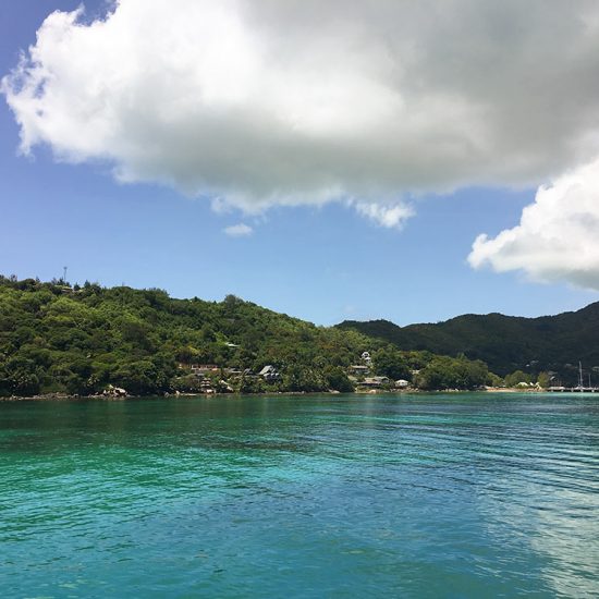 Vacker vy från havet på La Digue Seychellerna