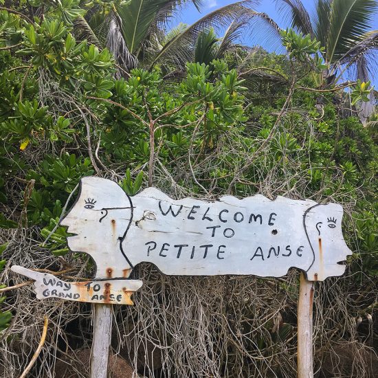 Stranden Petite anse på La Digue Seychellerna