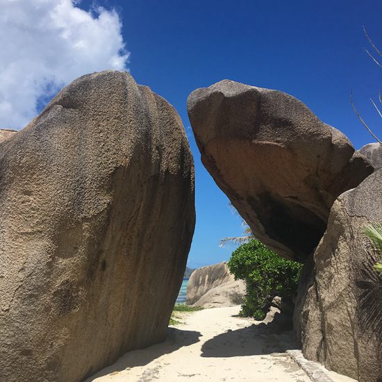 Vacker natur och annorlunda berg på La Digue Seychellerna
